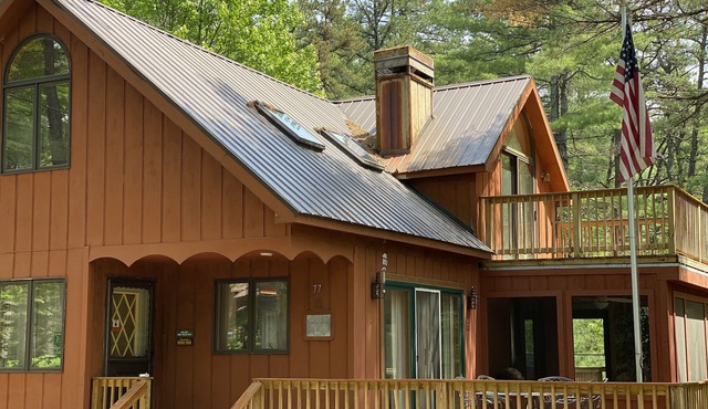 Cozy cabin with hot tub in a peaceful setting!