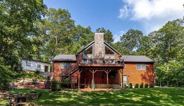 Cozy Candlewood Lake Cabin — Family + Friend Retreat