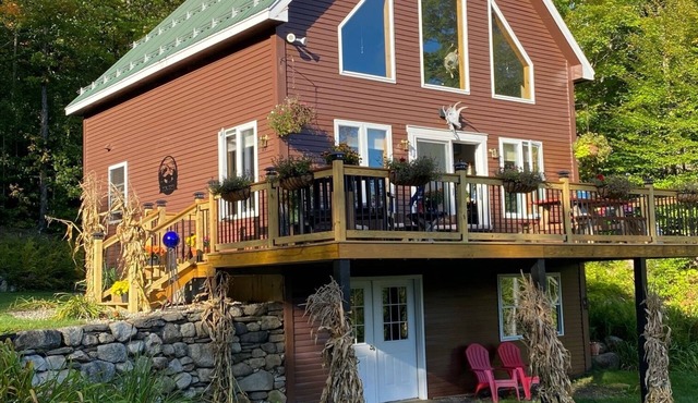 Cozy Chalet adjacent to Kingdom Trails bike, hike, ski, or just relax