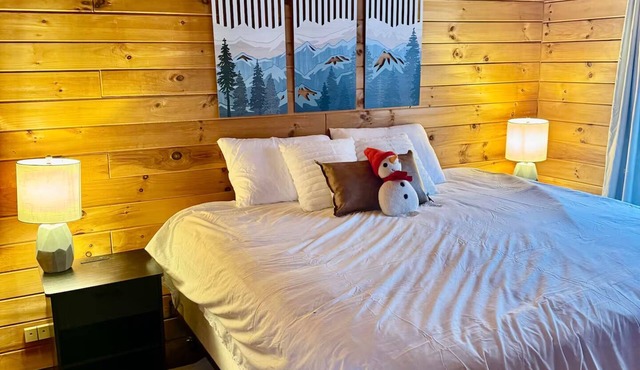 Cozy Chalet – Mtn View+ Hot Tub+ Hike+ Santa's Vil
