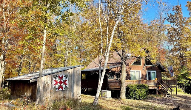 Cozy chalet near lakes and mountains. Pet friendly!