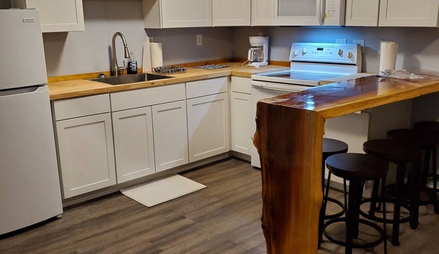 Cozy, clean, lodging located a few minutes walk from Knudson Cove Marina.