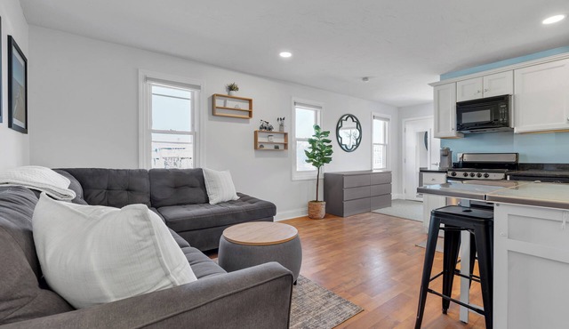 Cozy condo in charming Marshfield few minute walk to the beach!