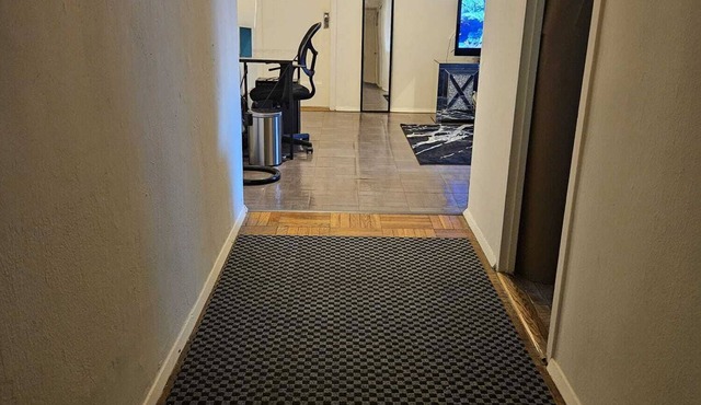 Cozy Condo Quiet Neighborhood In The Bronx! 30 minutes to Manhattan