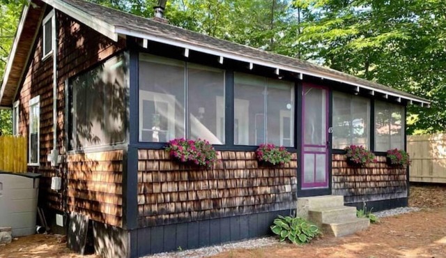 Cozy Cottage Close to Webster Lake with Hot Tub