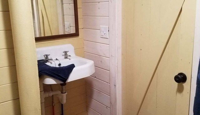 Cozy Cottage, Dog Friendly, Close to beach, Natural Wood, Waterfall on site