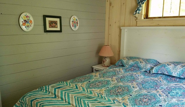 Cozy Cottage, Dog Friendly, Natural Wood, Full Kitchen, Sleeps 4, Close to Beach