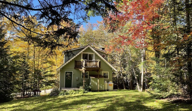 Cozy Creekside Chalet centrally located near 4 ski resorts