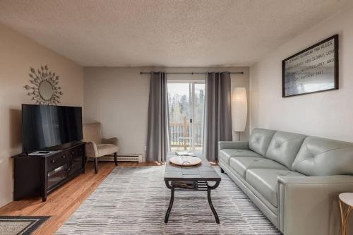 Cozy Creekside Retreat -2BR Near Airport