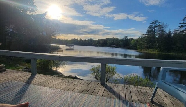 Cozy Crescent Cottage-ON THE WATER-Near Mt Sunapee-Great Fishing-Pet friendly