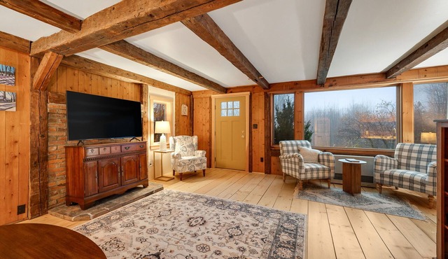 Cozy cute Central VT cabin. Close to Montpelier, Skiing, Norwich, etc.