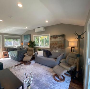 Cozy en suite with high ceilings