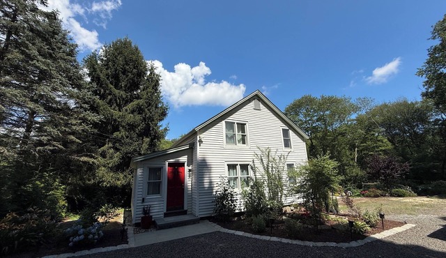 Cozy, fully renovated 2BR home with a barn in peaceful Weston, CT for relaxation