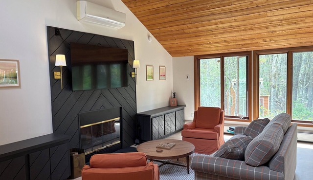 Cozy Getaway near Lake & Skiing; 2 min walk to lake; 10 mins to Mohawk Mountain