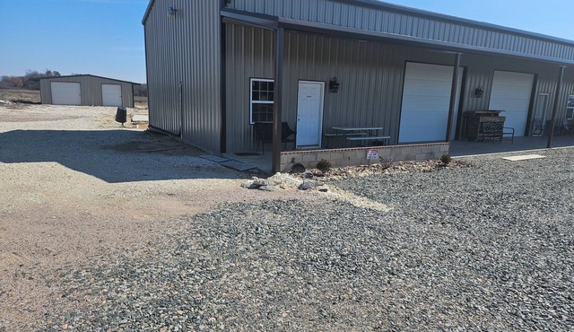 Cozy Guest Room in awesome Kingston with AC close to lake Texoma Lots of parking