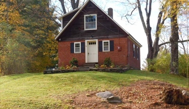 Cozy Historic Hilltop Cottage with Mount Ascutney View