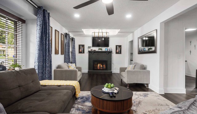 Cozy Home + KingBeds| Fenced Yard