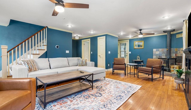 Cozy home with hot tub minutes to downtown Nashua and Shops