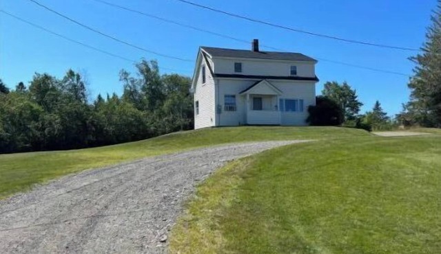 Cozy house with large fields, firepit and plenty of parking