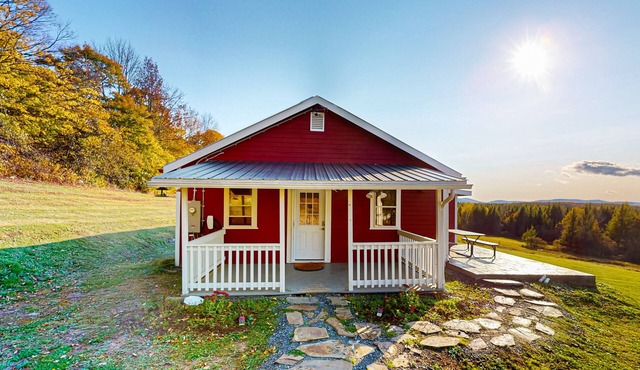 Cozy house w/mountain views, large yard, firepit, wifi, jetted tub, TV, EV