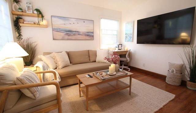 Cozy II Uptown Whittier Sleeps 4, Nearby Disneyland, Knotts Berry Farm