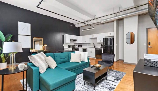 Cozy Kansas City Stay | Hot tub + Pool | King Bed