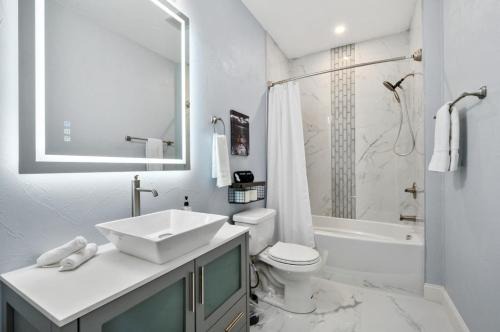Cozy King Bed Suite with Free Parking