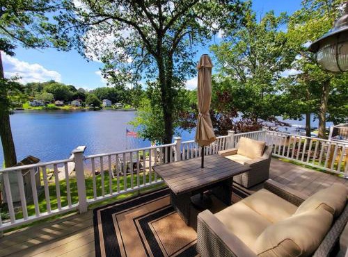 Cozy Lake Cottage