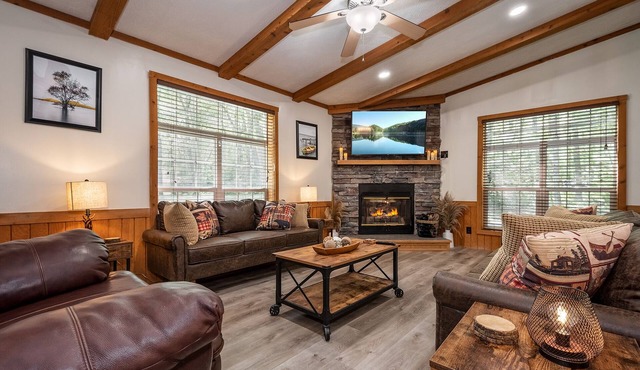 ✩ Cozy Lake Escape, Hot Tub, King Bed + Fireplace ✩
