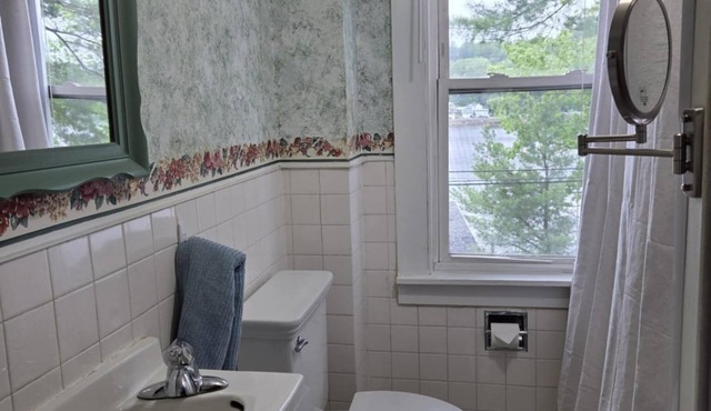 Cozy Lake house, Large Enclosed Porch, Private beach