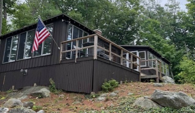 Cozy Lakefront Cottage on Pleasant Lake's Lakeshore Drive