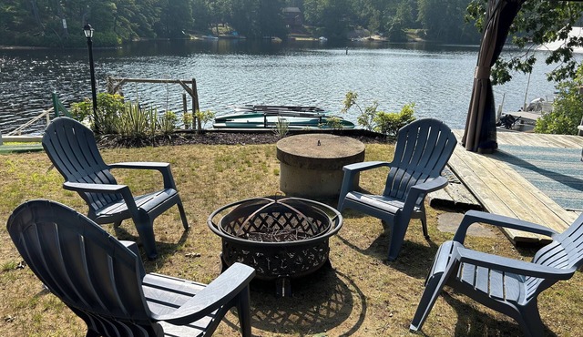 Cozy Lakefront Cottage