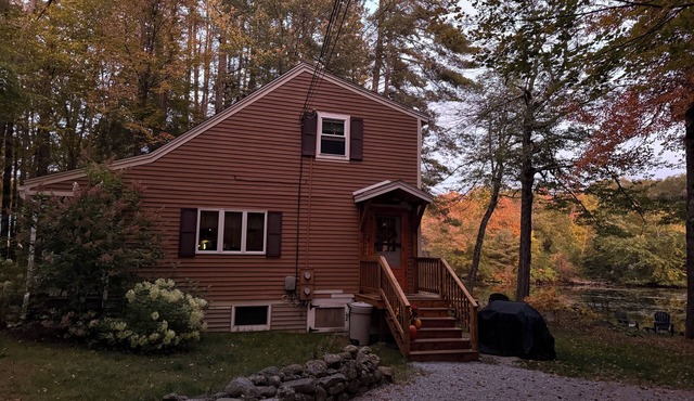Cozy Lakeside Year Round Retreat ☀️🛶 🎣 🏊 🍁 🎃 🍎 🎿🏂 ❄️ & 🐾 are welcome 😊