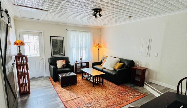 Cozy loft apartment in Stockade district walk to restaurants & bars AC & WiFi