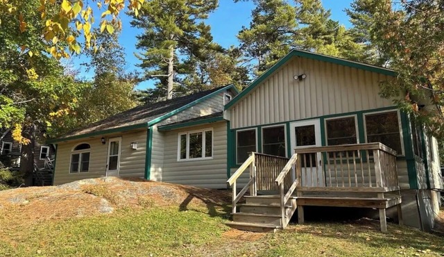 Cozy Log Home across from Phillips Lake-Four Season Fun