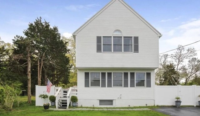 Cozy Modern 2BR Near Grays Beach