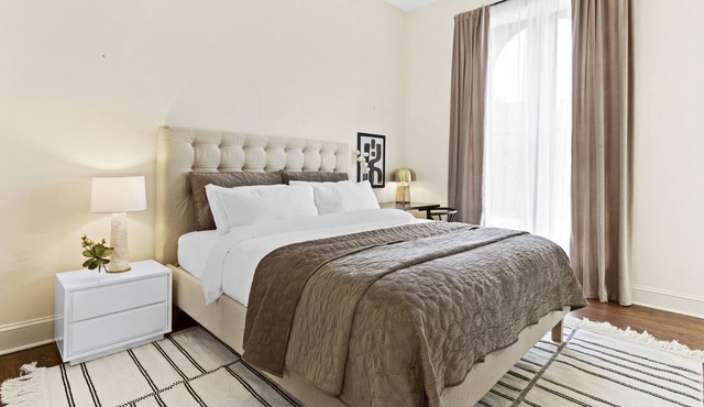 Cozy & Modern King Studio in Historic Mt. Vernon