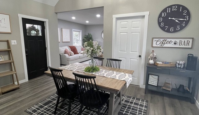 Cozy Oak home,n super cute and comfy home located close to restaurants and bars!
