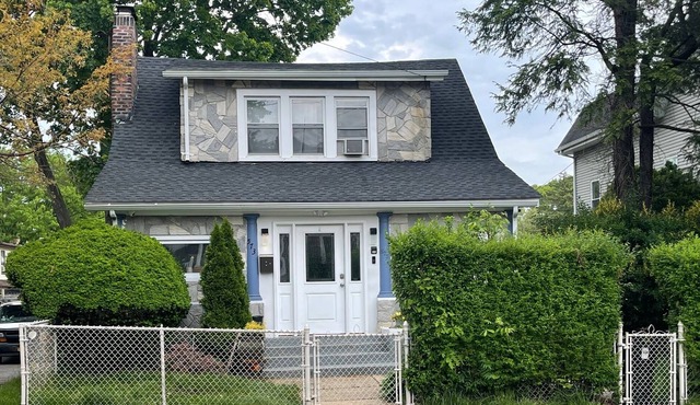 COZY PRIVATE STUDIO w/ Free Off-Street Parking & Washer/Dryer