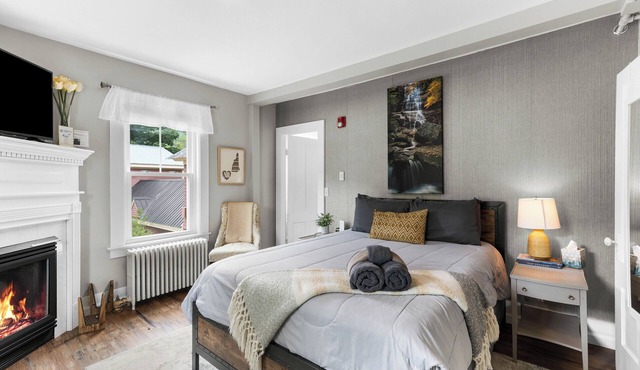 Cozy Queen, Fireplace, Boutique Inn