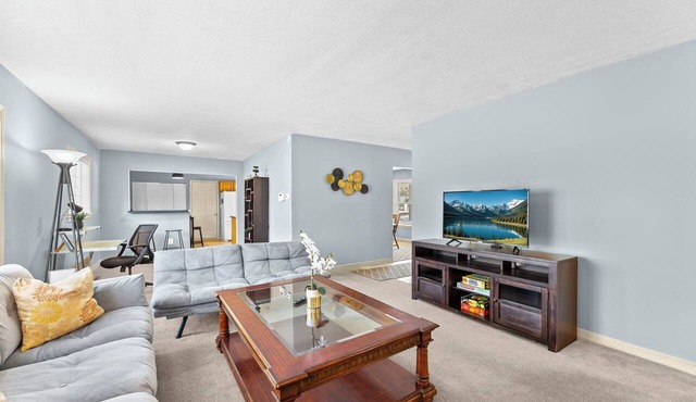 Cozy Ranch w/Hot Tub 3BR Workspace + Driveway