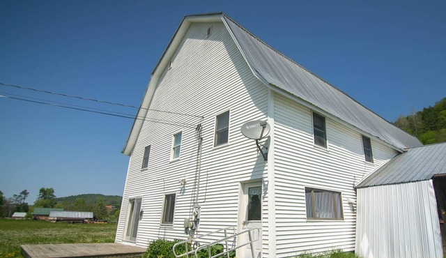 Cozy renovated barn apartment on first floor