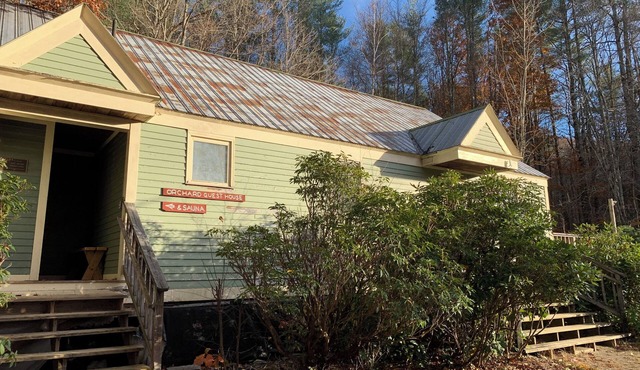 Cozy Retreat in the Berkshires - Cherry Room in Orchard Guest House
