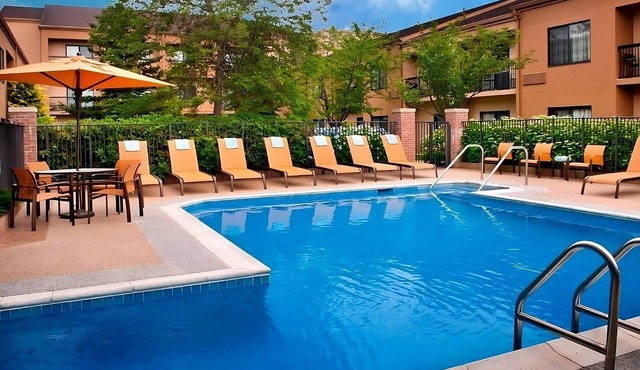 Cozy Room w/Pool Access & Hot Tub, and Free Parking Near Naval Station Newport