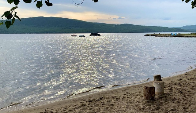Cozy rustic cottage w/private shared beach on Newfound Lake & easy ski access