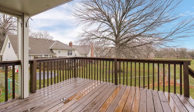 Cozy Sleeps 12 Updated 1800sqft home NO STAIRS
