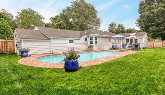 Cozy Southampton home, close to town, beaches, private pool, perfect for.