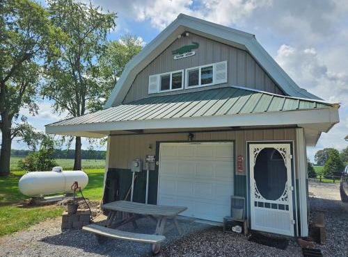 Cozy studio 1-bed country apartment cabin condo in Oak Harbor with AC