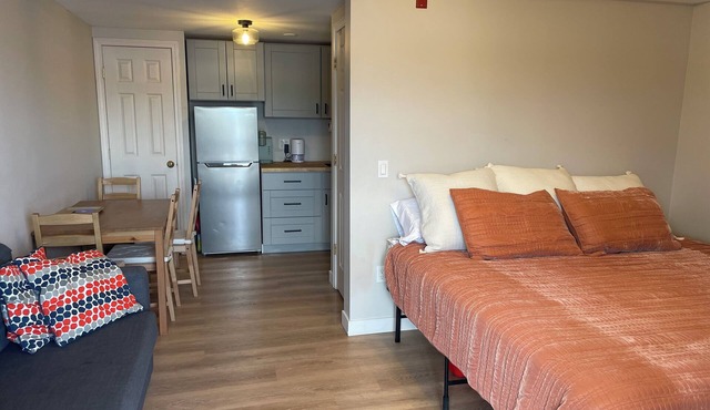 Cozy studio condo on picturesque Lake Winnisquam in Tilton with AC, WiFi