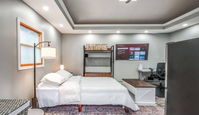 Cozy studio with AC and WiFi in charming Massapequa